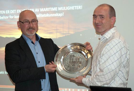 Bjarne Torkelsen overrekker Yngve Birkelund en gave fra Kongsberg Maritime. Foto: Karine Nigar Aarskog 